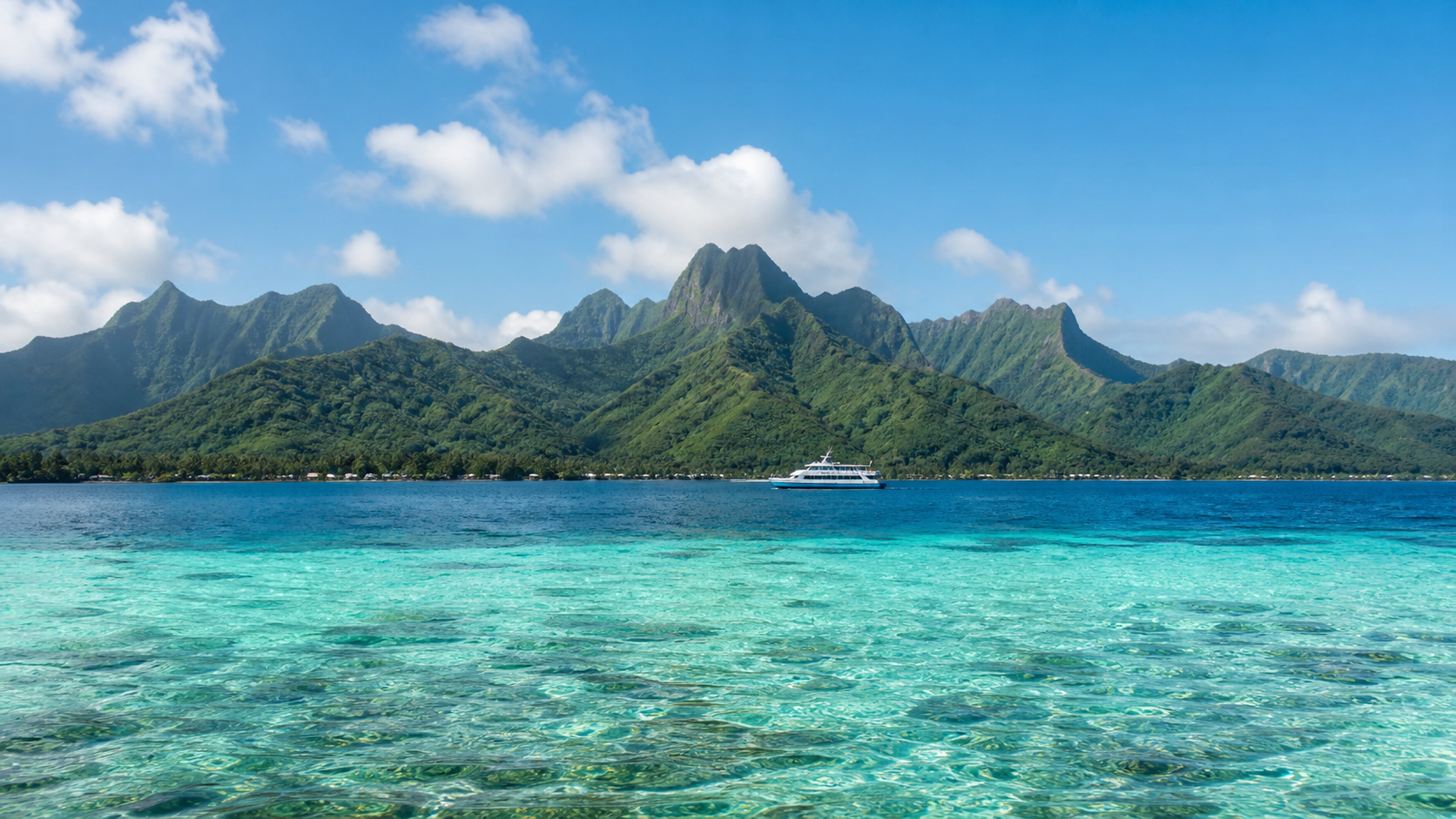 Vue panoramique de Moorea avec son lagon turquoise, ses montagnes et un ferry